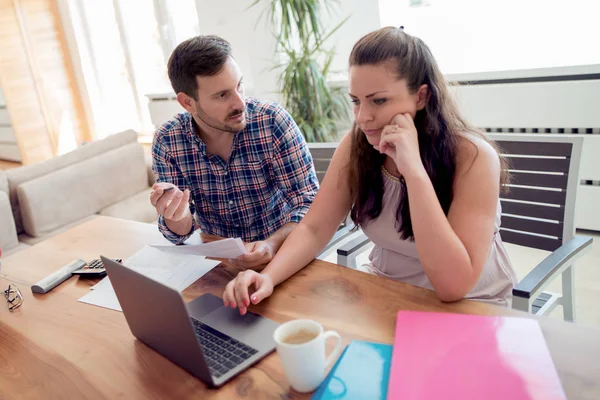 Pareja Joven Preocupada Haciendo Sus Cuentas Sala Estar — Foto de Stock