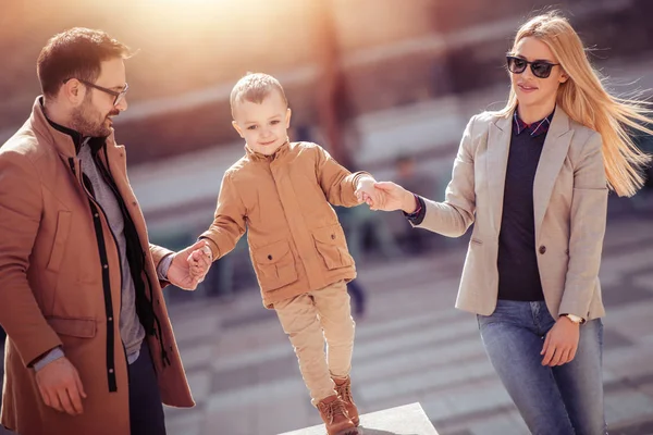 Porträtt Lycklig Familj Att Roligt Tillsammans City — Stockfoto