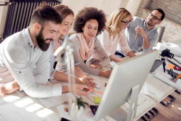 Jóvenes Emprendedores Discuten Nuevo Proyecto Con Sonrisa Durante Conferencia — Foto de Stock