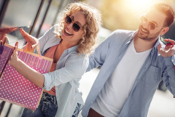 Echt Paar Tijd Doorbrengen Samen Tijdens Het Winkelen — Stockfoto