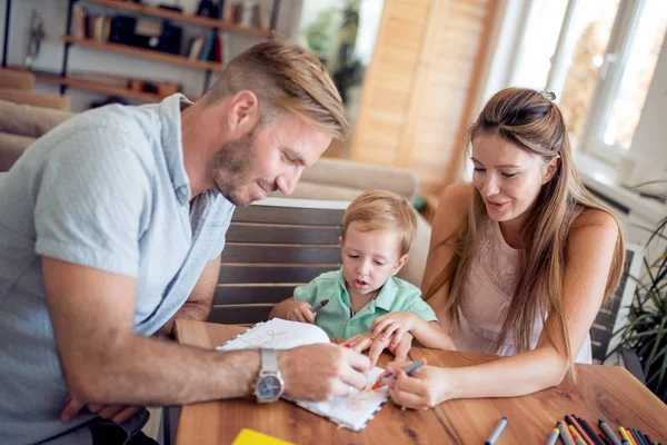 Maman Papa Dessinent Avec Leur Fils Maison — Photo