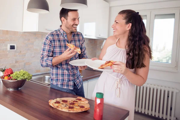 Lächelndes Paar Isst Pizza Der Küche Bereitet Essen Und Verkostet — Stockfoto