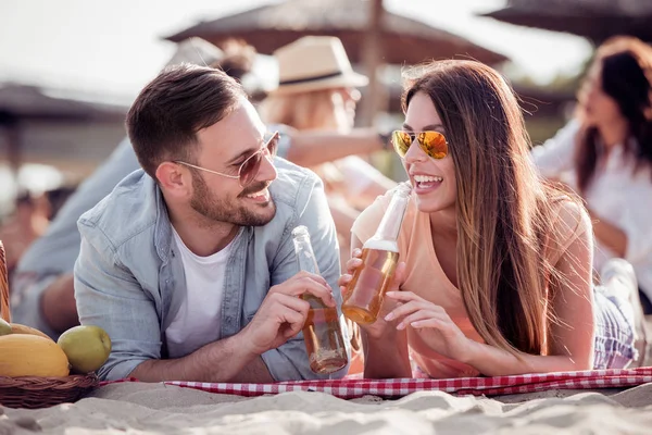 Porträtt Lyckliga Paret Stranden Dricka Kall Cider Och Roligt — Stockfoto