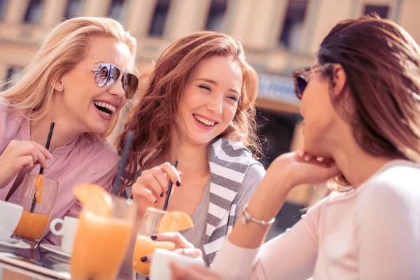 Три Женщины Разговаривают Кафе Наслаждаются Своим Временем — стоковое фото
