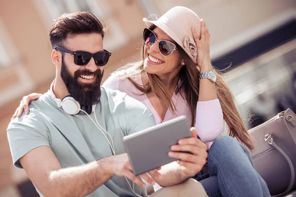 Paar Verbringt Zeit Miteinander Und Nutzt Tablet — Stockfoto