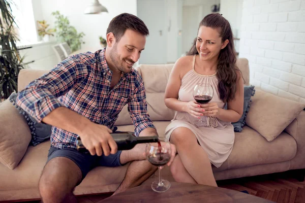 Kaukasisches Paar Trinkt Wein Während Auf Dem Sofa Wohnzimmer Sitzt — Stockfoto