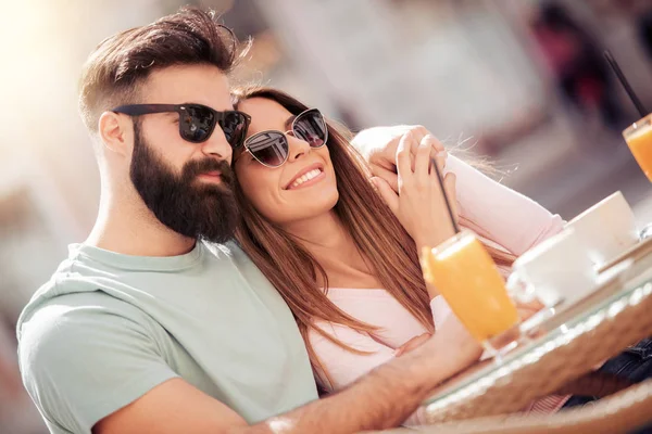 男人和女人约会在咖啡馆和享受花时间在一起 — 图库照片