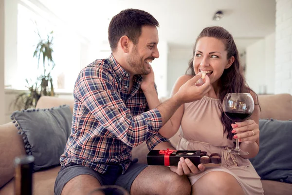 Junges Glückliches Paar Sitzt Zusammen Auf Sofa Mann Schenkt Frau — Stockfoto