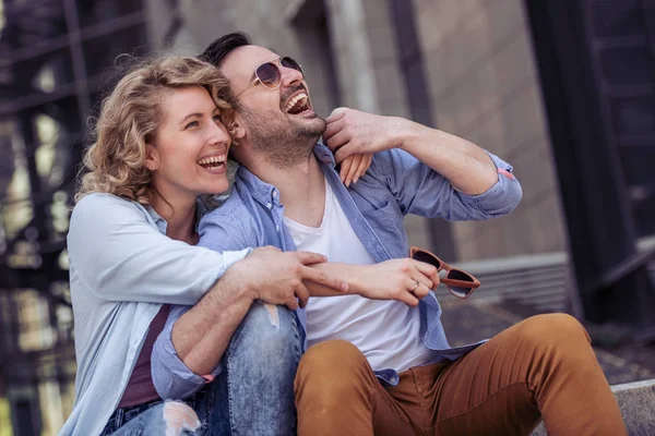 Pareja Joven Pasando Tiempo Juntos Aire Libre —  Fotos de Stock