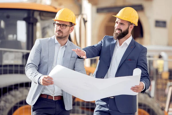 Ingenjören Diskutera Projektet Med Kollega Byggarbetsplatsen Solig Dag — Stockfoto