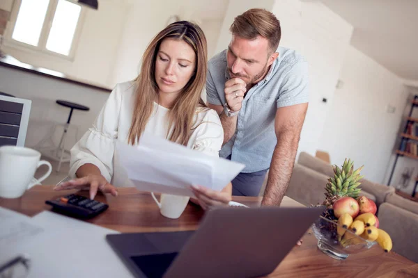 Casal Adulto Usando Laptop Analisando Suas Finanças Com Documentos — Fotografia de Stock