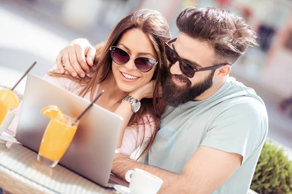 Mann Und Frau Treffen Sich Café Und Schauen Laptop — Stockfoto
