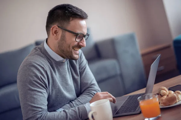 Man Zit Bij Balie Thuiswerken Laptop — Stockfoto