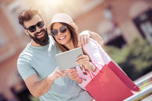 Pareja Pasar Tiempo Juntos Uso Tableta — Foto de Stock