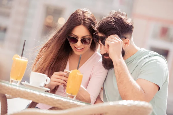 Mann Und Frau Verabreden Sich Café Und Nutzen Smartphone — Stockfoto