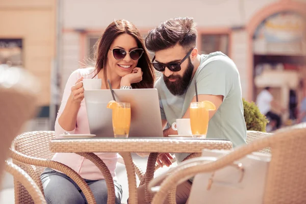 Mann Und Frau Treffen Sich Café Und Schauen Laptop — Stockfoto