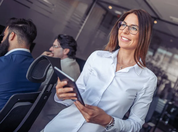 Jeune Femme Affaires Utilisant Une Tablette Numérique Dans Bureau Moderne — Photo