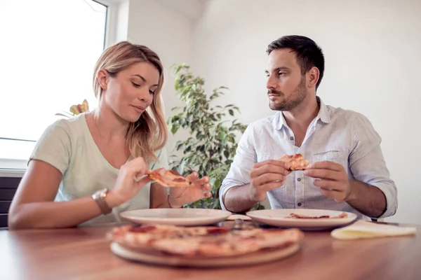 Junges Lächelndes Paar Isst Hause Gemeinsam Hausgemachte Pizza — Stockfoto