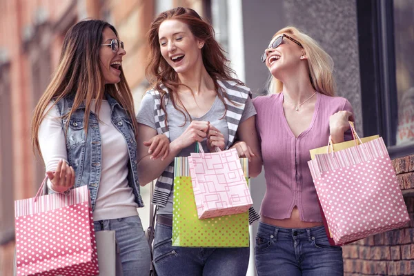 Três Jovens Mulheres Com Sacos Compras Andando Cidade Depois Fazer — Fotografia de Stock