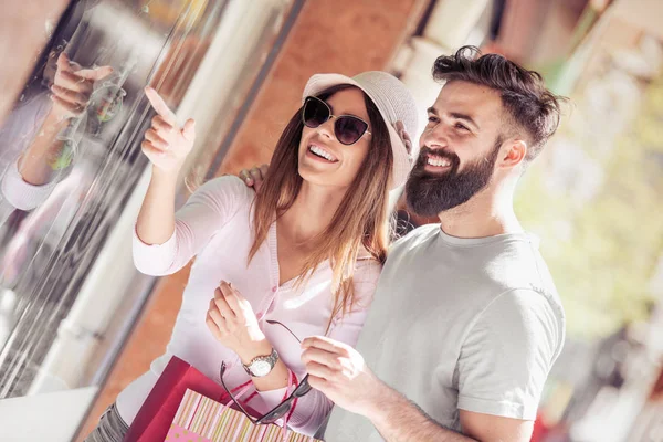 Paar Verbringt Zeit Gemeinsam Beim Einkaufen — Stockfoto