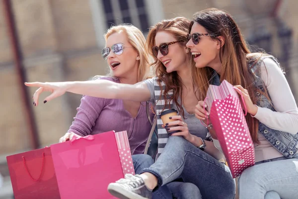 Tres Mujeres Jóvenes Con Bolsas Compras Caminando Por Ciudad Después —  Fotos de Stock