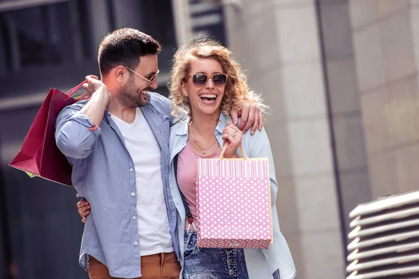 買い物の際に一緒に時間を過ごすカップル — ストック写真