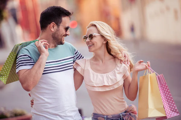 Koppel Met Boodschappentassen Wandelen Stad — Stockfoto