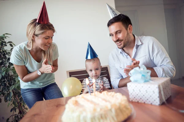 Boldog Család Ünnepli Születésnapját Fia Együtt Otthon — Stock Fotó