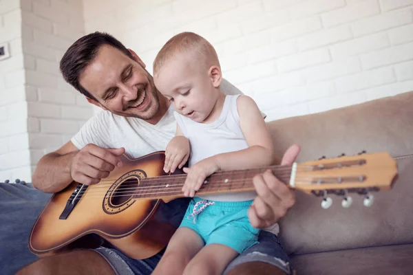 Père Enseignant Son Fils Jouer Guitare Maison — Photo