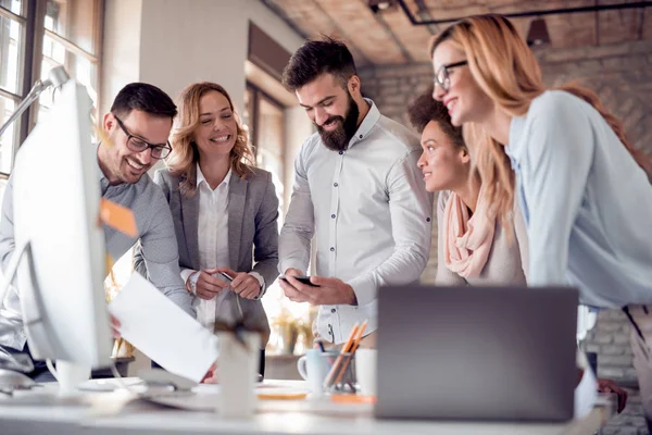 Equipo Jóvenes Ingenieros Trabajando Juntos Estudio Arquitectura — Foto de Stock