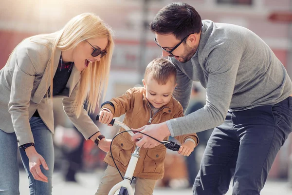 Far Och Mor Undervisning Son Rider Cykel Staden Solig Dag — Stockfoto