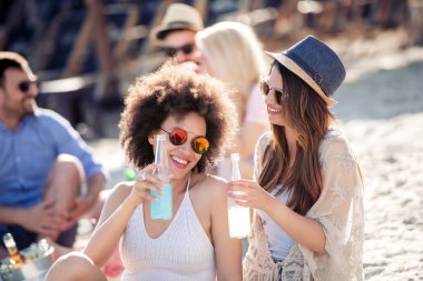 En iyi iki arkadaş dostluğa kadeh kaldırıyor..