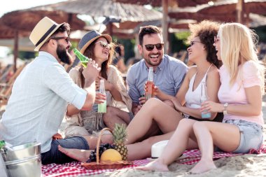 Güzel genç insanlar sahilde keyifli bir ruh hali içinde eğleniyorlar. Yaşam tarzı, aşk, flört ve tatil konsepti.