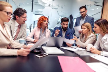 İş kavramı. Şirket iş ekibi ve menajeri yeni proje hakkında tartıştılar..