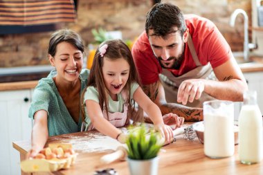 Mutfakta mutlu bir aile