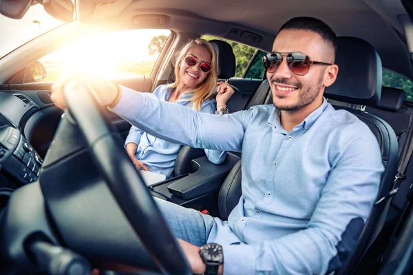 Heureux Jeune Couple Qui Part Voyage Ensemble Voiture Tourisme Voyage — Photo