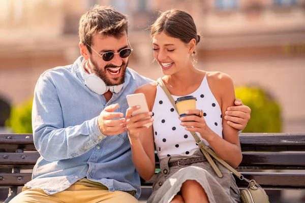 Pareja Enamorada Pasando Tiempo Juntos Disfrutando Aire Libre — Foto de Stock