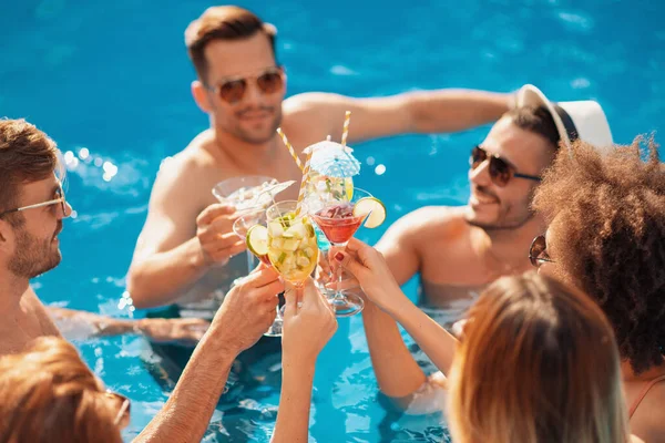 Grupo de amigos teniendo fiesta en la piscina — Foto de Stock