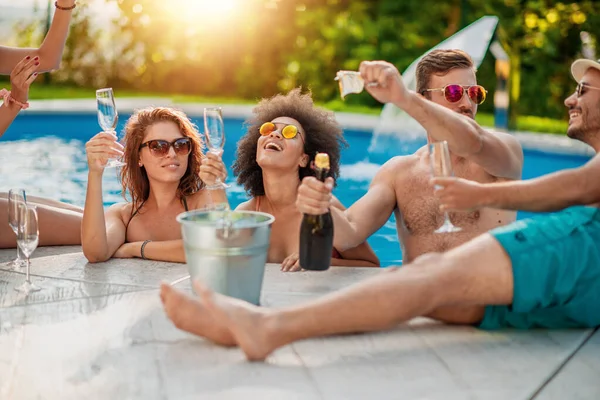 Group Friends Having Party Swimming Pool Drink Cocktails Having Great — Stock Photo, Image