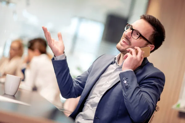 Retrato Jovem Empresário Sentado Mesa Conversando Telefone — Fotografia de Stock