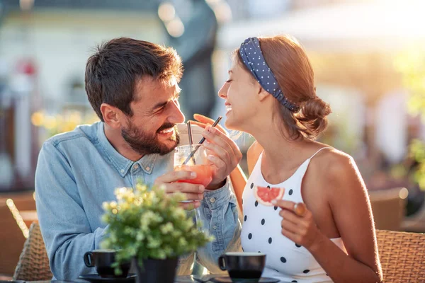 Couple Amoureux Assis Dans Café Boire Des Cocktails Amuser Ensemble — Photo