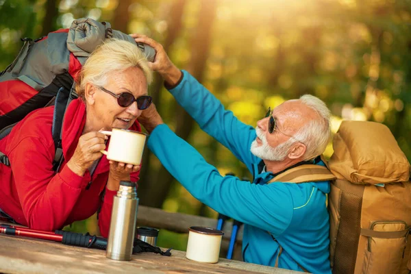 Feliz Pareja Ancianos Está Excursión Bosque Aventura Viajes Senderismo Concepto — Foto de Stock