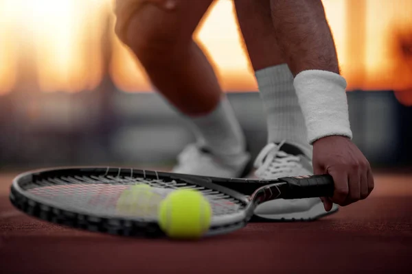 Sport Vista Ravvicinata Uomo Racchetta Tennis Palline Sul Campo Tennis — Foto Stock