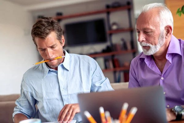 Uomini Affari Che Lavorano Insieme Home Office Interior — Foto Stock