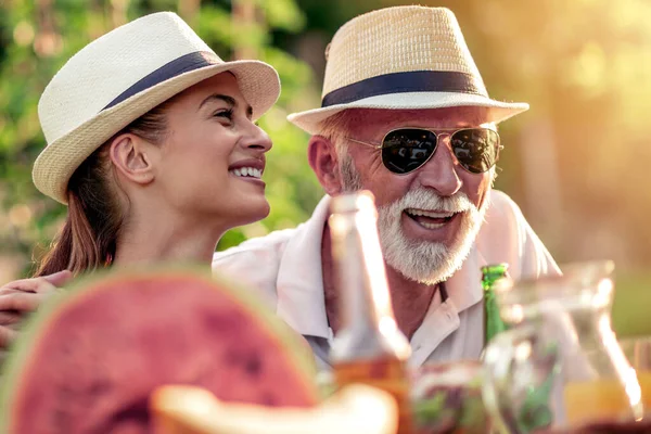 Familia Come Alimentos Saludables Para Almuerzo Concepto Dos Generaciones Alimentos — Foto de Stock