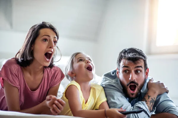 Familj tittar på tv — Stockfoto