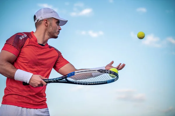 Spor Hizmet Etmeye Hazır Genç Adam Tenis Oynuyor — Stok fotoğraf