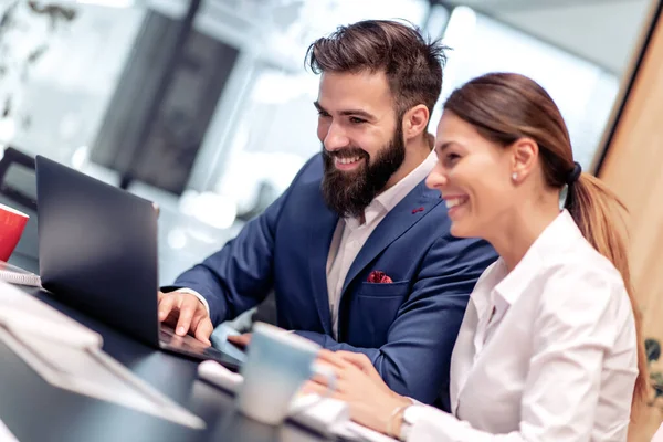 Man and woman working in the office — Stock Photo, Image