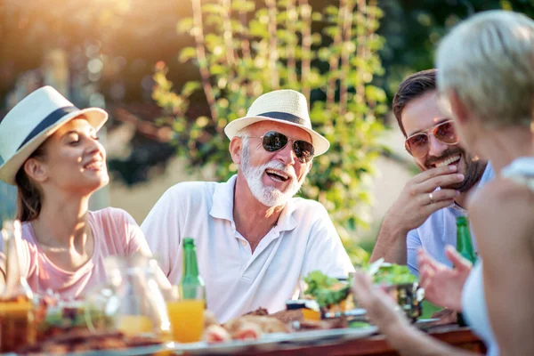 Zwei Generationen Der Familie Trafen Sich Sonnigen Tag Zum Picknick — Stockfoto