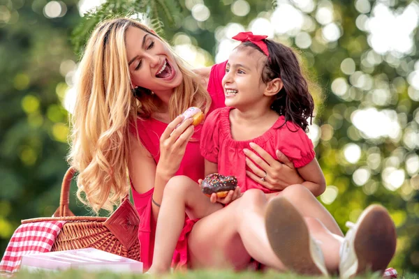 夏の波 家族の肖像画 魅力的な母親と彼女の娘は公園で楽しみを持っています — ストック写真